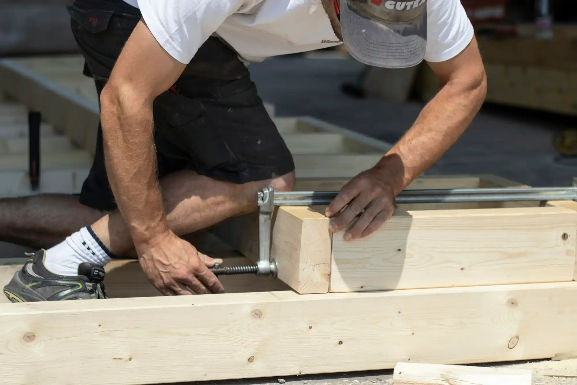 Holzarbeiten am Dachstuhl als Vorbereitung für die Dachdämmung