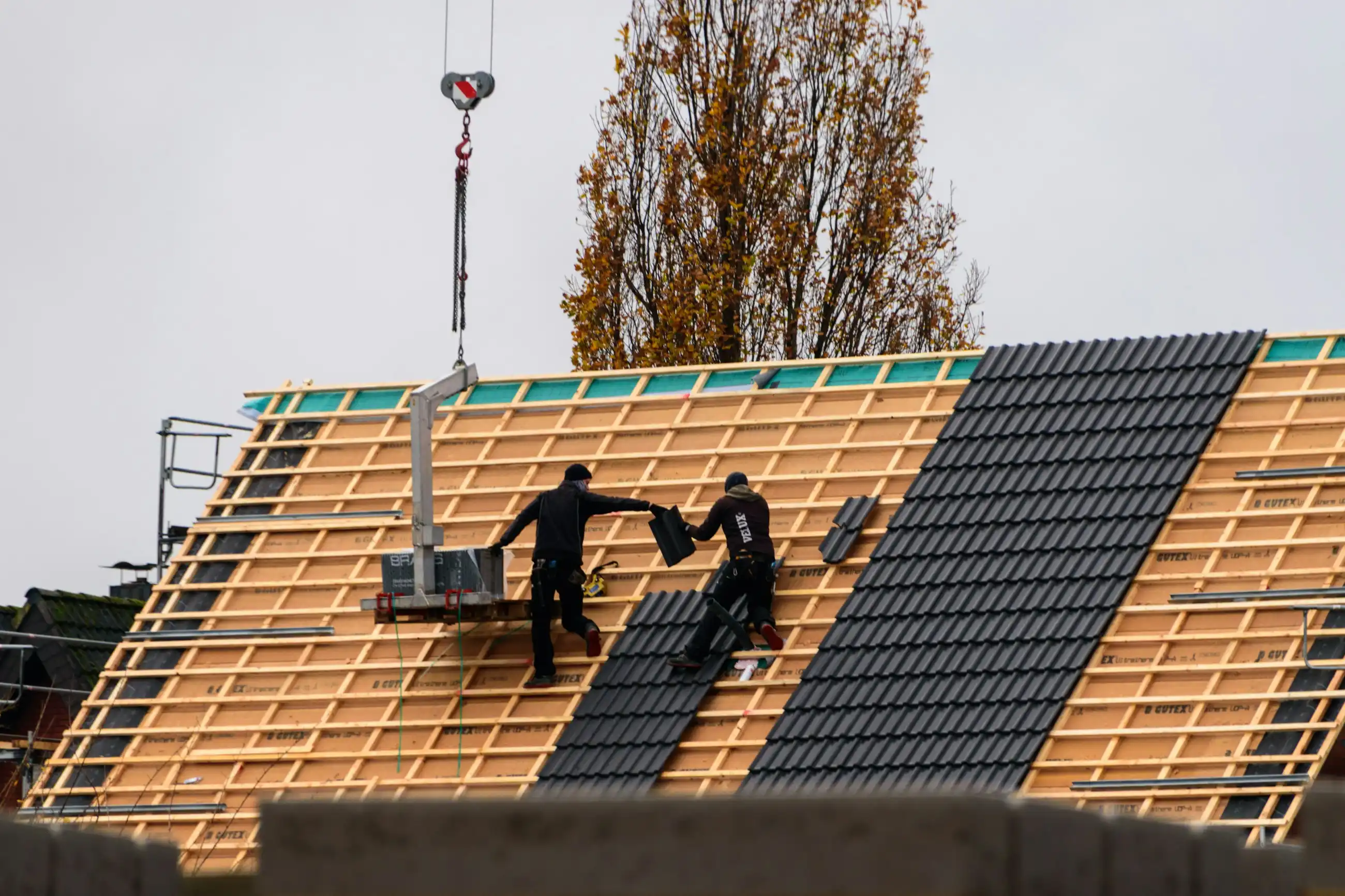 Dachdecker beim Eindecken eines Steildachs in [Ort] [eigenes Foto der Hauptleistung einsetzen]